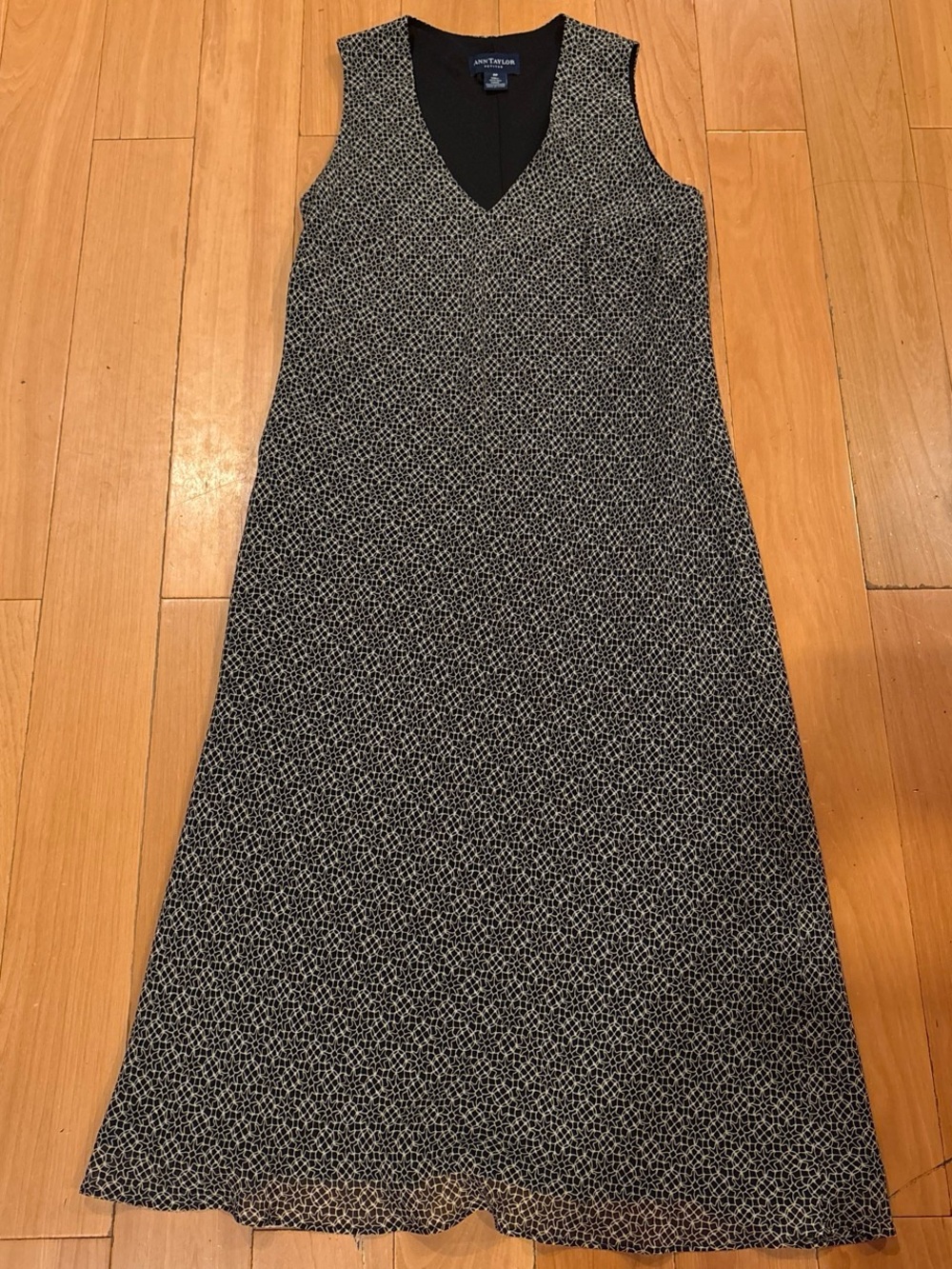 Ann Taylor Black & White V-Neck Sleeveless A-Line Dress